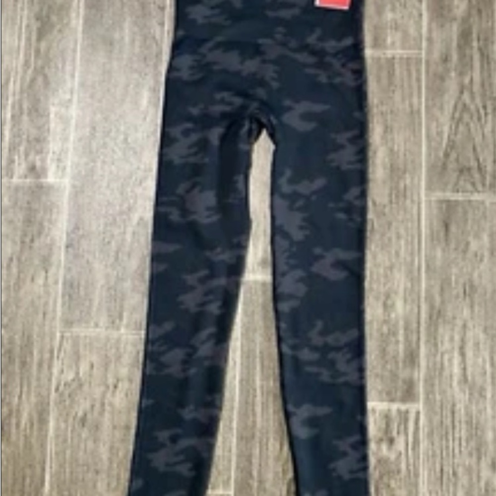 Women's spanxs look at me now Black Camouflage Leggings size small